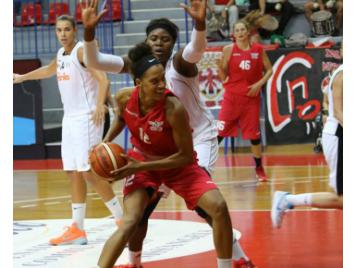 Jodie Cornelie-Sigmundova face à Isabelle Yacoubou - Photo : CNB06