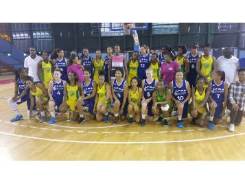 Les joueuses du CFBB avec leurs homologues guadeloupéennes