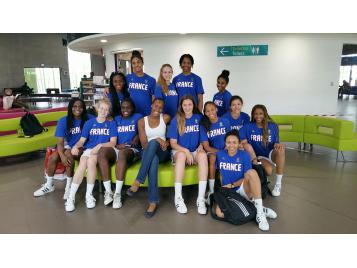 Les joueuses du CFBB et Sandrine Gruda