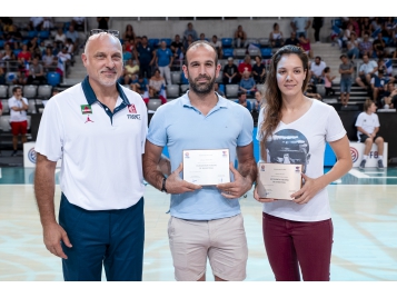 Ivano Ballarini remettant les diplômes à Jade Sage et Axel Trifogli - Photo : Julien Bacot/FFBB