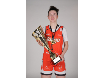 Mathilde Selle avec la Coupe de France - Cédric Lecocq/FFBB