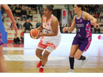 Kaleena Mosqueda-Lewis et les Flammes Carolo ont assuré - FIBA