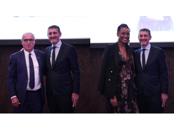 Dominique Juillot et Diandra Tchatchouang ont reçu un Coq d'Or de la FFBB des mains de Jean-Pierre Siutat