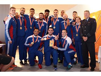 L'Equipe de France militaire avec sa médaille d'or