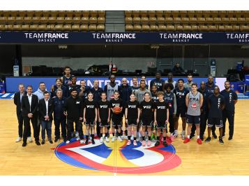 Jean Pierre Siutat (président FFBB) et Sylvain Darracq (DG Intersport France) dimanche matin à Trélazé avec les Bleus et le club de la Séguinière