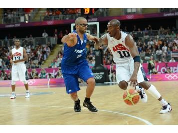 Face à Tony Parker en 2012, lors de l'unique match de Kobe Bryant face à l'Equipe de France.
