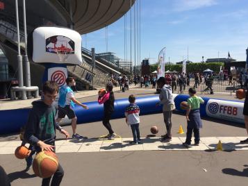 Les enfants s'initiant au basket