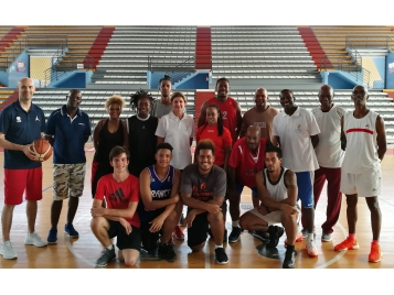 Les stagiaires et leurs formateurs - Photo : FFBB