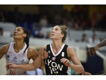 Michelle Plouffe (en noir) face Nathalie Fontaine