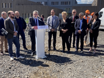 Lors de la pose de la première pierre du gymnase Edith Tavert à Clermont - Emmanuel Thérond
