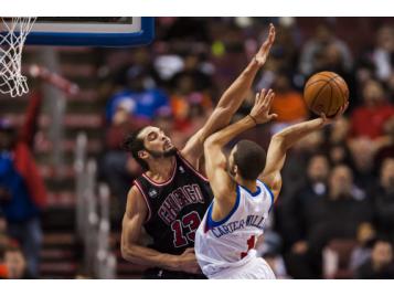 Joakim Noah au contre face à Michael Carter-Williams des Sixers