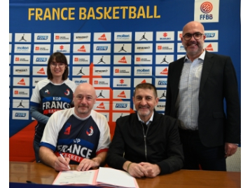 De gauche à droite : Elsa Lafitte (VP KFB), Jérémie Cozzi (Président KFB), Jean-Pierre Siutat (Président FFBB) et Damien Simonnet (Président Société et Mixités) De gauche à droite : Elsa Lafitte (VP KFB), Jérémie Cozzi (Président KFB), Jean-Pierre Siutat (Président FFBB) et Damien Simonnet (Président Société et Mixités)