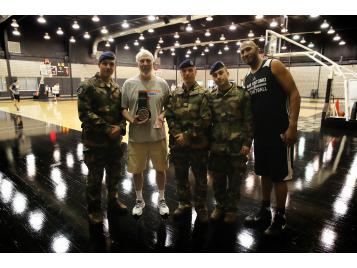 Boris Diaw, Greg Popovich et les officiers de la Marine Nationale à San Antonio - Photo : Marine Nationale