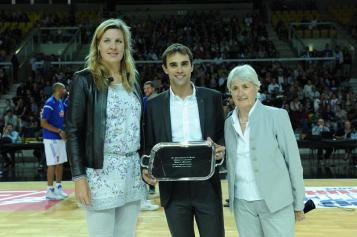  Aymeric Jeanneau entouré d'Isabelle Fijalkowski et Jacky Chazalon lors de la remise de son prix