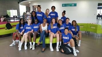 Les joueuses du CFBB et Sandrine Gruda