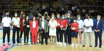 De gauche à droite : Jean-Pierre SIUTAT (président FFBB), Sandra LE DREAN, Nathalie LESDEMA, Edwige LAWSON-WADE, Roxana MARACINEANU (Ministre déléguée aux Sports), Loëtitia MOUSSARD, Sandra DIJON, Audrey SAURET, Alain JARDEL (coach), Isabelle FIJALKOWSKI, Yannick SOUVRE, Dominique TONNERRE, Ivano BALLARINI (assistant), Jacques COMMERES (assistant), Stéphane VOUILLOT (kiné), Gérard MURGUES (médecin), Sabine JURAS (kiné), Gilles DENIS (kiné), Jérôme BAICRY (kiné), Jean-Pierre HUNCKLER (vice-président FFBB). 