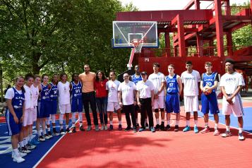 Les jeunes du CFBB avec le président de la commission d'évaluation du CIO, Patrick Baumann entouré d'Emmeline Ndongue et Rudy Gobert