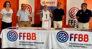 de gauche à droite : Nathalie Bonnefoy (Vice présidente ANDES), Franck Tison (Secrétaire Général ANDES), Marc Sanchez (Président ANDES), Jean-Pierre Siutat (président FFBB) et Jean-Pierre Hunckler (Trésorier FFBB).      