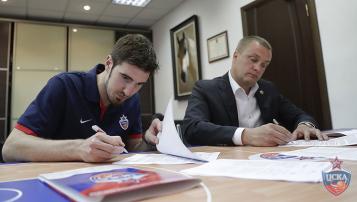 Nando De Colo a resigné 3 ans au CSKA Moscou