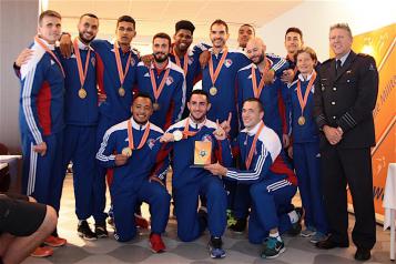 L'Equipe de France militaire avec sa médaille d'or