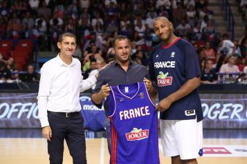  "Le capitaine de l'Equipe de France de basket, Boris Diaw, a remis samedi soir à Pau, avant la rencontre de préparation à l'EuroBasket (France-Tunisie), un maillot officiel de l'Equipe de france, dédicacé par les joueurs, à l'association "Colosse Aux Pieds d'Argile". 