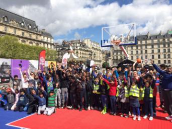 Enfants des centres de loisir sur le Parvis de l'Hôtel de Ville de Paris