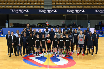 Jean Pierre Siutat (président FFBB) et Sylvain Darracq (DG Intersport France) dimanche matin à Trélazé avec les Bleus et le club de la Séguinière