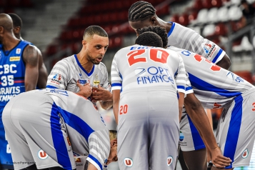 William Mensah parle à ses coéquipiers