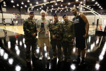 Boris Diaw, Greg Popovich et les officiers de la Marine Nationale à San Antonio - Photo : Marine Nationale